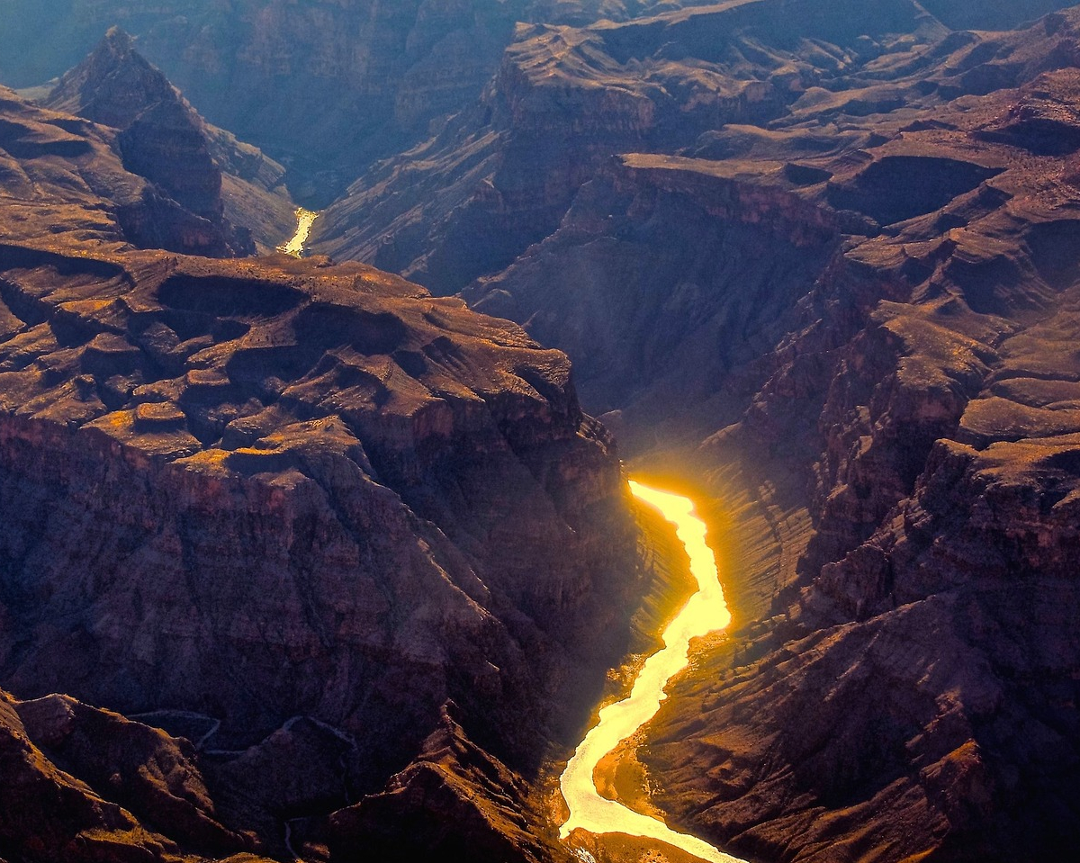 Tussen de polariteiten in stroomt het goud